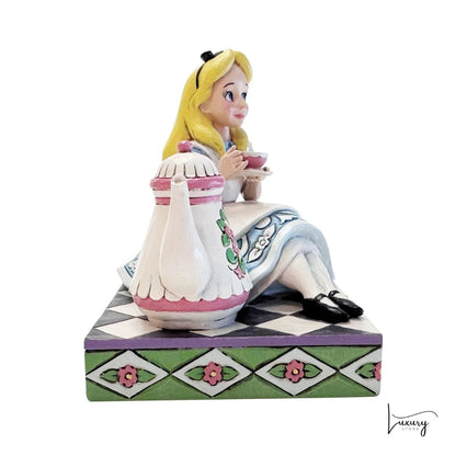 Disney Traditions Figurina Alice con Teiera Gigante – Jim Shore