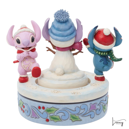 Disney Tradition  Figurina Stitch and Angel con pupazzo di neve