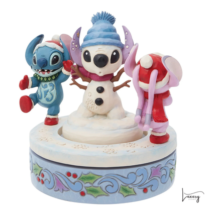 Disney Tradition  Figurina Stitch and Angel con pupazzo di neve