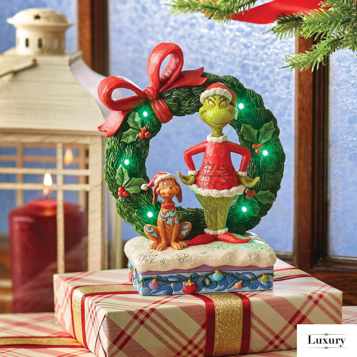 Disney Jim Shore Statuetta  Grinch e Max con corona di Natale